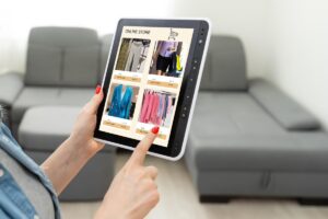 Mulher navegando em seu catálogo de produtos