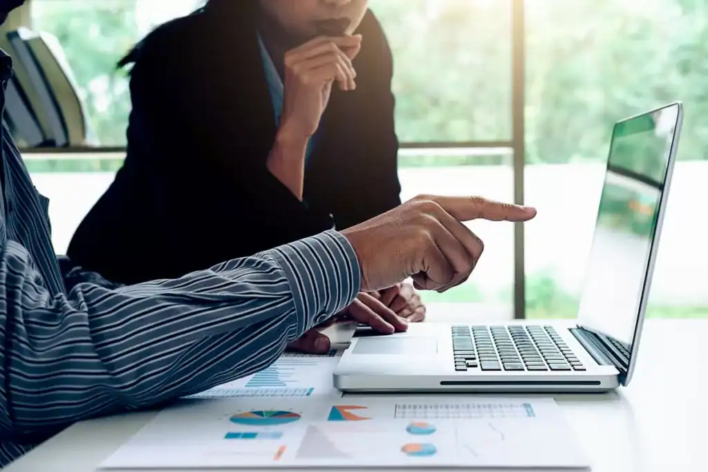 Profissionais analisam respostas dos clientes e fazem a gestão de reclamações